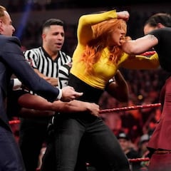 Caos en Raw durante la firma del contrato de Elimation Chamber