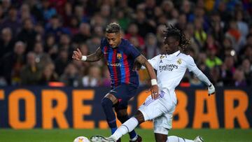 Camavinga le saca un balón a Raphinha durante el Barcelona-Real Madrid.