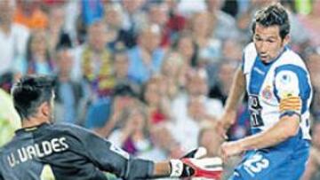 <b>CASI CERRADO. </b>David Cuéllar disputando un balón con Roberto Carlos en el encuentro entre el Nàstic y el Real Madrid.