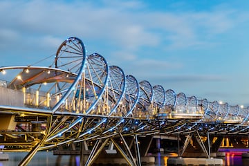 Este curioso puente está inspirado en la forma del ADN. Une Marina Center con Marina South en el área de Marina Bay en Singapur. Tiene una longitud total de 280 metros. 