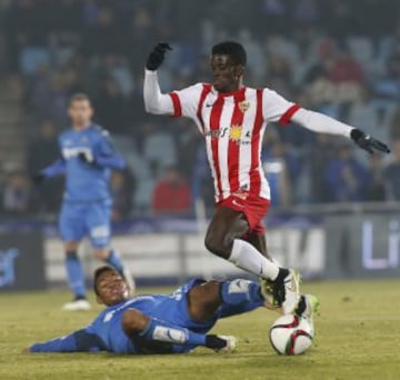 Azeez con el balón. 