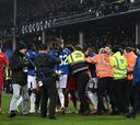 El derbi entre Everton y Liverpool acabó en un lío: gol en el 98, peleas y patadas