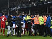 El derbi entre Everton y Liverpool acabó en un lío: gol en el 98, peleas y patadas