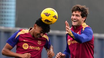 GRAFCAT984. BARCELONA, 07/03/2024.- Los jugadores del FC Barcelona Lamine Yamal y Marcos Alonso durante el entrenamiento que el equipo azulgrana ha realizado en la ciudad deportiva Joan Gamper para preparar el partido de LaLiga que mañana disputará ante el Mallorca. EFE/Alejandro García
