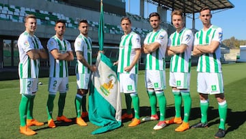 Francis, Rafa Navarro, Sergio Le&oacute;n, Joaqu&iacute;n, Barrag&aacute;n, Loren y Fabi&aacute;n, con la bandera de Andaluc&iacute;a.