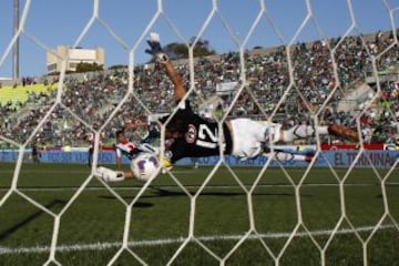 Mauricio Viana no puede evitar el gol de Marcos Riquelme.