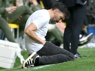 Elche's Spanish coach Eder Sarabia reacts on the touchline during the Spanish league football match between Villarreal CF and Elche CF at La Ceramica Stadium in Vila-real on March 8, 2026. (Photo by JOSE JORDAN / AFP)
