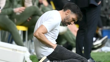 Elche's Spanish coach Eder Sarabia reacts on the touchline during the Spanish league football match between Villarreal CF and Elche CF at La Ceramica Stadium in Vila-real on March 8, 2026. (Photo by JOSE JORDAN / AFP)