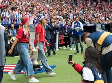 Las jugadoras del Atlético de Madrid ofrecen la Copa de la Reina a la afición. 