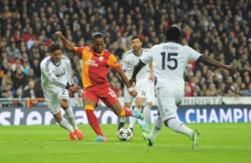 El delantero del Galatasaray Didier Drogba intenta marcar gol con este tiro desde fuera del &aacute;rea.
