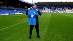 Soccer Football - Birmingham City - Wayne Rooney Press Conference - St Andrew's, Birmingham, Britain - October 12, 2023 Birmingham City manager Wayne Rooney poses with the shirt after the press conference Action Images via Reuters/Matthew Childs