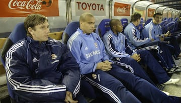 Ronaldo, Cassano y Robinho en el banquillo en un partido del Real Madrid frente al Valencia 