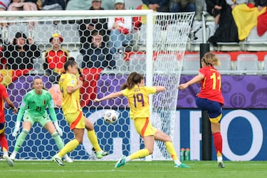 Gran gol de España. Combina muy bien en la frontal. Patri juega para Vicky, que la descarga para Alexia. Controla y la pone al palo largo con el exterior para hacer el primero.