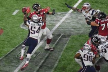 La defensa de los New Englad Patriots sacó todo el orgullo y coraje que tenía dentro y provocó un fumble, que recuperaron, para darle aliento a su ataque.