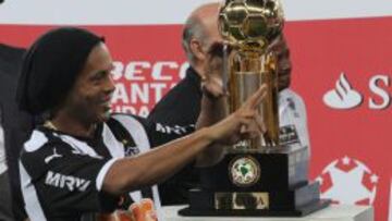 Ronaldinho Gaúcho celebra junto al trofeo de la Recopa Sudamericana