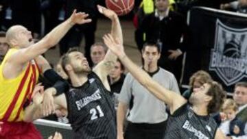 Lampe pelea el rebote con Kavaliauskas y Grimau.