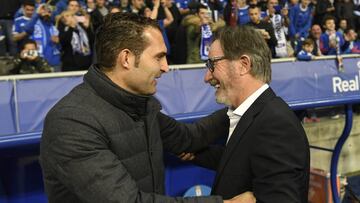 Anquela se saluda con Rubén Baraja en el derbi asturiano.