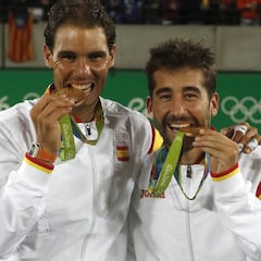 ¿Por qué los deportistas muerden sus medallas?