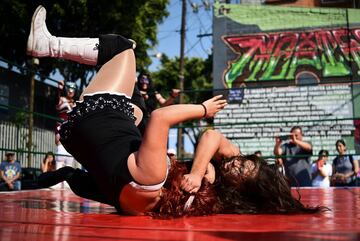 En Tepito, un barrio de Ciudad de México, se ha celebrado un campeonato de lucha al aire libre que busca promover el deporte entre los jóvenes para alejarlos de la criminalidad.