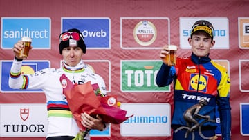 Pogacar y Skjelmose, en el podio de la Amstel Gold Race.
