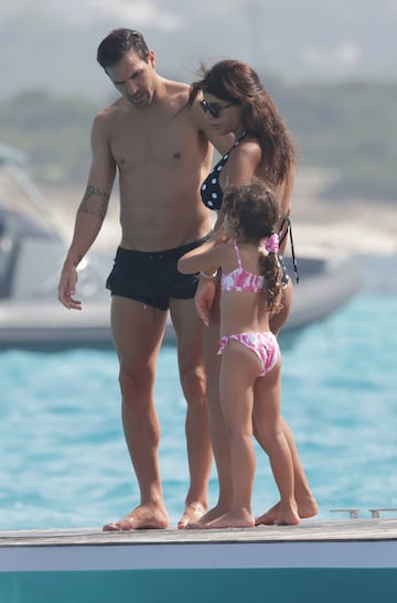 Leo Messi, Luis Su¨¢rez y Cesc F¨¢bregas han disfrutado de un d¨ªa en barco por la costa de Ibiza. Los tres jugadores se encuentran de vacaciones antes de la vuelta al trabajo.