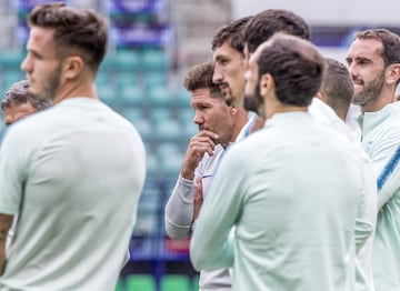 El grupo atendiendo las indicaciones de su entrenador.