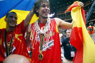 El verano de 2006 fue el de la consagracin de Marc Gasol. Fran Vzquez se lesion en la preparacin del Mundial y Pepu tuvo que buscarle un sustituto. El de Sant Boi le gan la partida a Jordi Tras para terminar dentro de los doce que se colgaron la medalla de oro en Saitama. Sin su hermano, Marc tuvo un papel fundamental en la final ante Grecia. En Japn comenz un idilio con la Seleccin que dur 15 a?os.