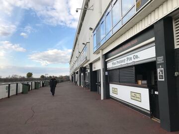 Desde 1896 ha sido la casa del Fulham, un escenario que conserva la estructura típica de un estadio inglés.