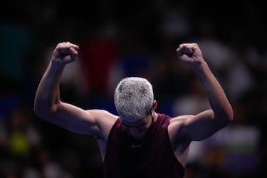 Carlos Alcaraz celebra la victoria en la final de Tokio. 