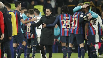 Xavi felicita a Busquets en presencia de Koundé en la victoria del Bernabéu.