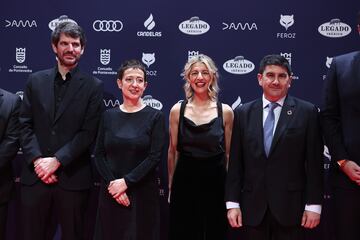 El ministro de Cultura, Ernest Urtasun; la vicepresidenta segunda y ministra de Trabajo y Economa Social, Yolanda Daz, y la presidenta de la Asociacin de Informadores Cinematogrficos de Espa?a (AICE), Mara Guerra, posan en la alfombra roja de los Premios Feroz 2025.