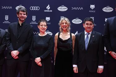 El ministro de Cultura, Ernest Urtasun; la vicepresidenta segunda y ministra de Trabajo y Economía Social, Yolanda Díaz, y la presidenta de la Asociación de Informadores Cinematográficos de España (AICE), María Guerra, posan en la alfombra roja de los Premios Feroz 2025.