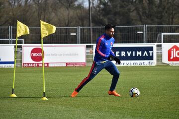 Se realizaron trabajos tácticos en defensa y ataque. Más adelante, tras una corta charla de Lorenzo y Pékerman, el grupo completo hizo fútbol en espacio reducido en el que el foco fue la toma de decisiones.