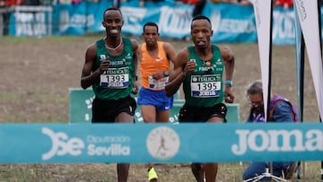 SANTIPONCE (SEVILLA), 17/11/2024.- El atleta español Thierry Ndikumwenayo ha ganado este domingo la cuadragésima segunda edición del Cross Internacional de Itálica, disputada sobre 7.542 metros en el circuito del conjunto arqueológico de la antigua ciudad romana con un tiempo oficioso de 21 minutos y 24 segundos. EFE/ Jose Manuel Vidal