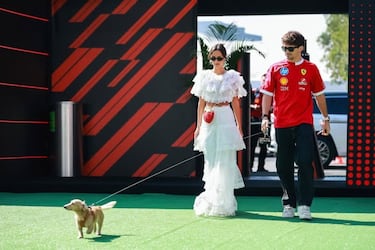 Así es Alexandra Saint Mleux, la novia de Leclerc que causó furor con su look homenaje a Frida Kahlo en el GP de México