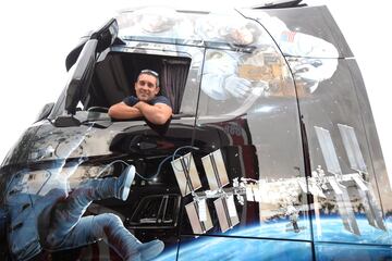 El conductor de camión francés Franck Dupuy posa frente a su Scania V8 650 Hp, pintado como tributo a la película de Alfonso Cuarón "Gravity" filmada en 2013