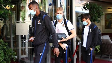 Los jugadores de la Real a su llegada a Croacia