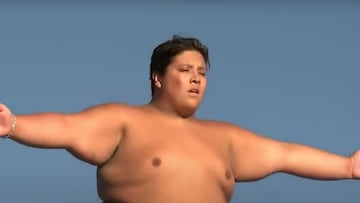 Zeke Sánchez abriendo los brazos, en bañador, antes de saltar al agua desde un trampolín.