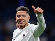 LONDON, ENGLAND - DECEMBER 27: Enzo Fernandez of Chelsea gives a thumbs up as the team warms up prior to the Premier League match between Chelsea and Aston Villa at Stamford Bridge on December 27, 2025 in London, England. (Photo by Luke Walker/Getty Images)