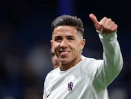 LONDON, ENGLAND - DECEMBER 27: Enzo Fernandez of Chelsea gives a thumbs up as the team warms up prior to the Premier League match between Chelsea and Aston Villa at Stamford Bridge on December 27, 2025 in London, England. (Photo by Luke Walker/Getty Images)