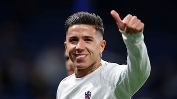 LONDON, ENGLAND - DECEMBER 27: Enzo Fernandez of Chelsea gives a thumbs up as the team warms up prior to the Premier League match between Chelsea and Aston Villa at Stamford Bridge on December 27, 2025 in London, England. (Photo by Luke Walker/Getty Images)