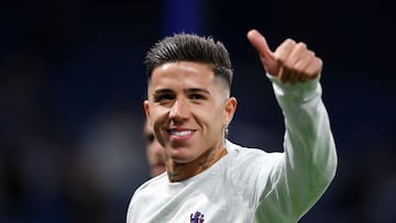 LONDON, ENGLAND - DECEMBER 27: Enzo Fernandez of Chelsea gives a thumbs up as the team warms up prior to the Premier League match between Chelsea and Aston Villa at Stamford Bridge on December 27, 2025 in London, England. (Photo by Luke Walker/Getty Images)