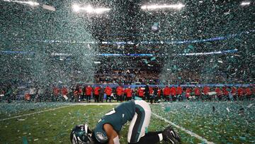 El jugador de fútbol americano Patrick Robinson, de los Philadelphia Eagles, celebra la Super Bowl LII.