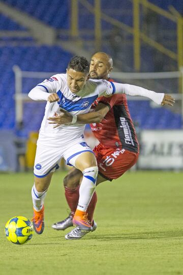 Surgido de Cruz Azul, era la 'joya' del cuadro cementero. Parece que el golpe en la final ante Toluca no sólo lo sacó de ese partido sino que de toda posibilidad de mantener su nivel.