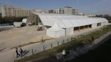 CÉNTRICA. La carpa del Real Madrid, al lado del río, ultimaba ayer sus últimos preparativos.