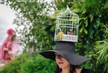 Una mujer con sombrero asiste a la carrera de caballos 169 de Prix de Diane.