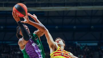 MÁLAGA, 27/12/2023.- El base estadounidense de pasaporte montenegrino del Unicaja Kendrick Perry (i) lanza ante el base argentino del Barça Nicolás Laprovittola, en el partido de Liga Endesa que se disputa este miércoles en el Martín Carpena de Málaga- EFE/ Jorge Zapata