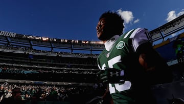EAST RUTHERFORD, NJ - OCTOBER 23: Brandon Marshall #15 of the New York Jets runs onto the field before playing against the Baltimore Ravens at MetLife Stadium on October 23, 2016 in East Rutherford, New Jersey. (Photo by Al Bello/Getty Images)