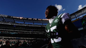 EAST RUTHERFORD, NJ - OCTOBER 23:  Brandon Marshall #15 of the New York Jets runs onto the field before playing against the Baltimore Ravens at MetLife Stadium on October 23, 2016 in East Rutherford, New Jersey.  (Photo by Al Bello/Getty Images)