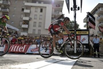 Greg Van Avermaet cruzando la línea de meta por delante de Peter Sagan. 